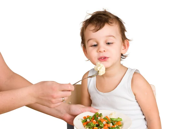 Küçük çocuk sebze salatası tatma — Stok fotoğraf