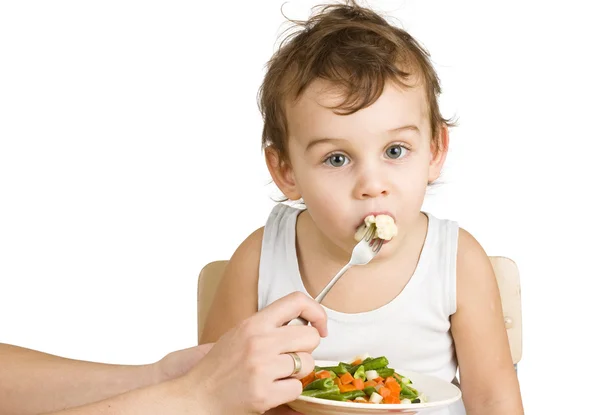 Kleine jongen proeverij plantaardige salade — Stockfoto