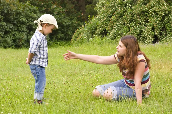 Mor och son i parken — Stockfoto