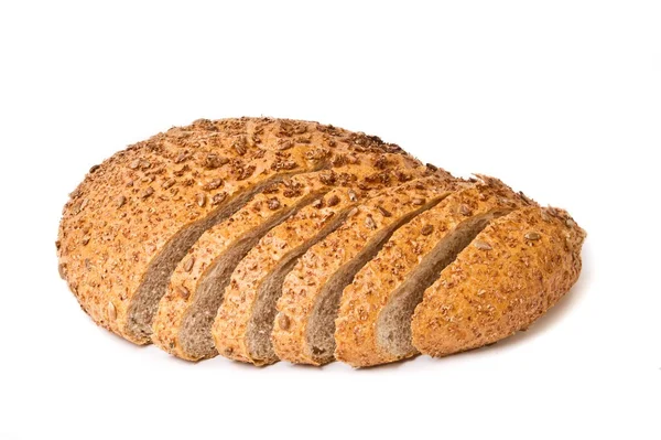 Полунарезанный коричневый хлеб — стоковое фото
