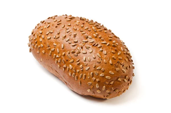 Pâine grosieră de măcinat maro închis cu semințe de floarea-soarelui — Fotografie, imagine de stoc