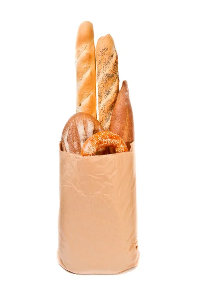 さまざまな種類のパンと紙袋 — ストック写真