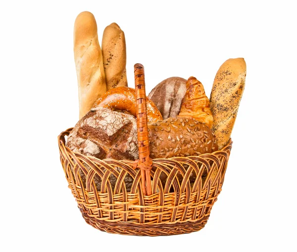 빵의 다른 종류와 짠된 바구니 — 스톡 사진
