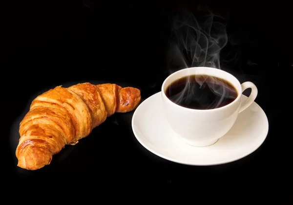 Fehér csésze forró kávé francia croissant — Stock Fotó