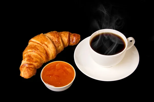 Fehér csésze forró kávé francia croissant — Stock Fotó