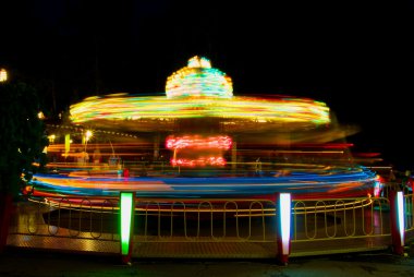 gece Park atlıkarınca dönen