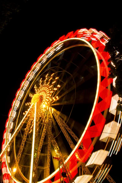 gece Park atlıkarınca dönen