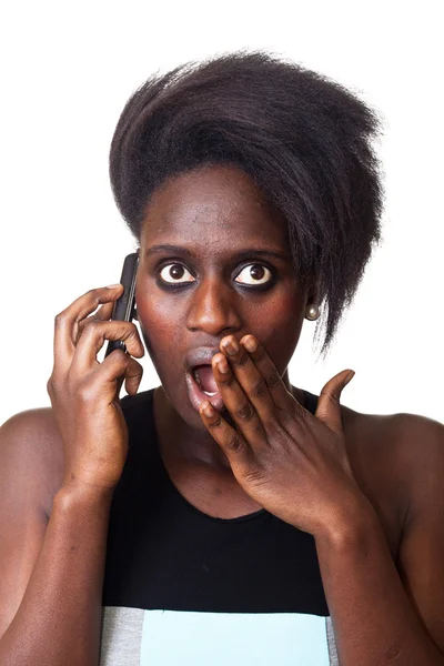 Krásná černá žena mluví na mobilním telefonu — Stock fotografie