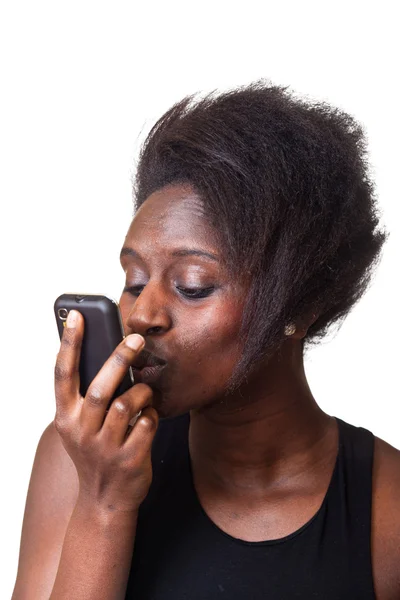 Bella donna nera baciare cellulare — Foto Stock