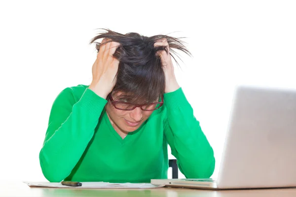 Stressato giovane donna al lavoro — Foto Stock