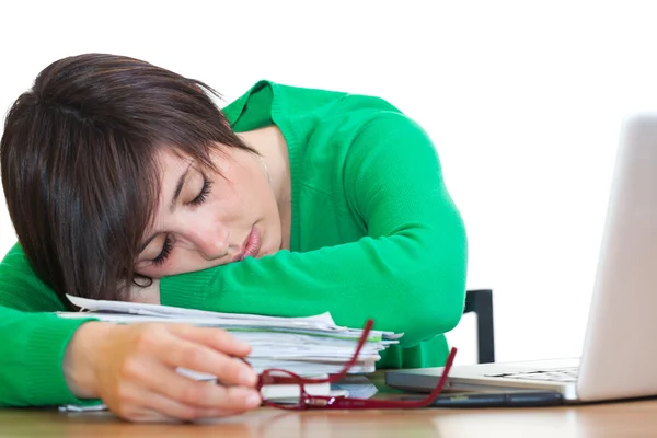 Müde junge Frau schläft bei der Arbeit — Stockfoto