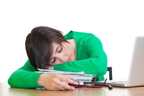 Zmęczony młoda kobieta, spanie w pracy — Zdjęcie stockowe