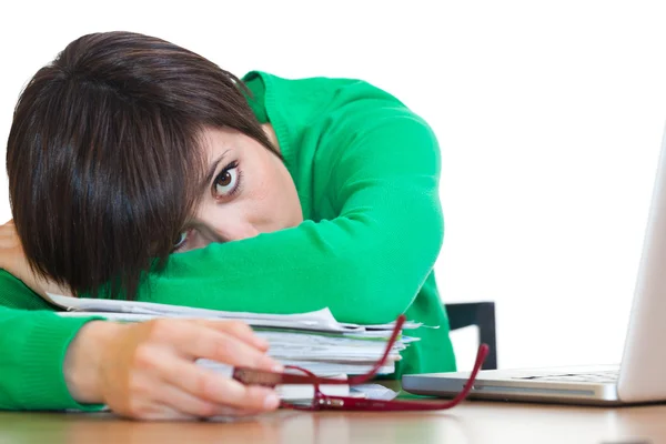 Trött ung kvinna som sover på jobbet — Stockfoto