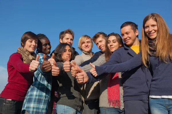Šťastný vysokoškoláků s palec nahoru — Stock fotografie