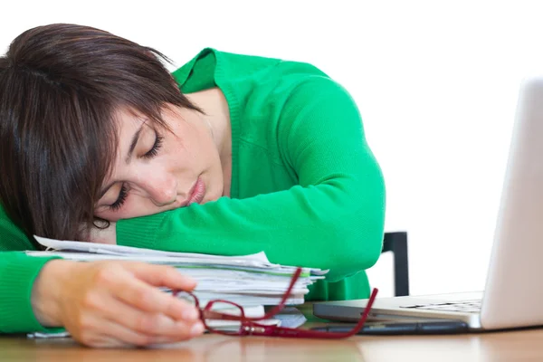 Mujer joven cansada durmiendo en el trabajo — Foto de Stock