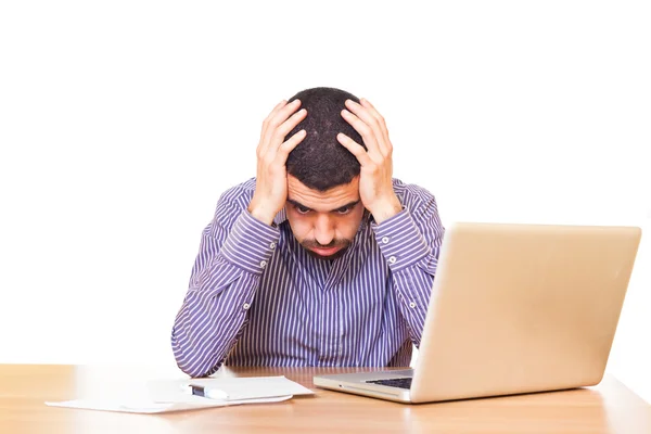 Stressad ung man på jobbet — Stockfoto