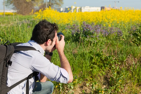 Jonge naturalist fotograaf op het werk — Stockfoto