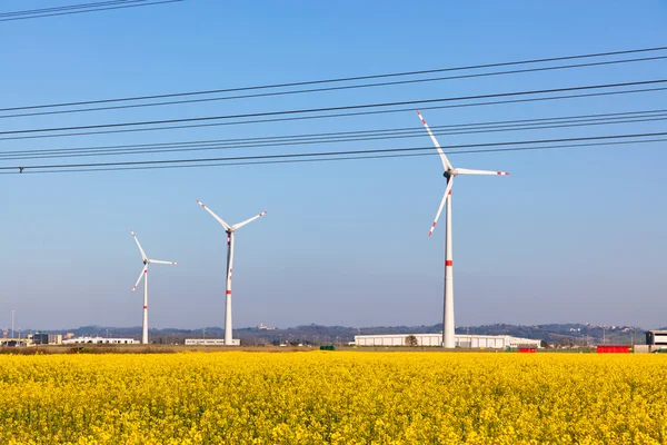 Turbin wiatrowych w pejzaż wiosna — Zdjęcie stockowe
