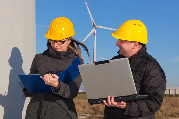 풍력 발전기에서 일하는 두 명의 기술자 — 스톡 사진