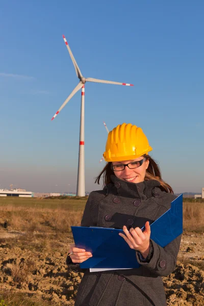 Engenheira Feminina em Estação Geradora de Energia de Turbina Eólica — Fotografia de Stock