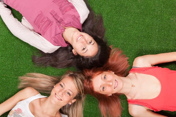 Jonge meisjes liggend op de grond — Stockfoto