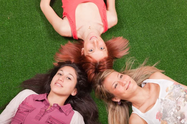 Молодые девушки, лежащие на грунде — стоковое фото