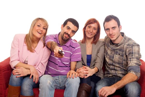Giovani gruppi che guardano la TV sul divano — Foto Stock