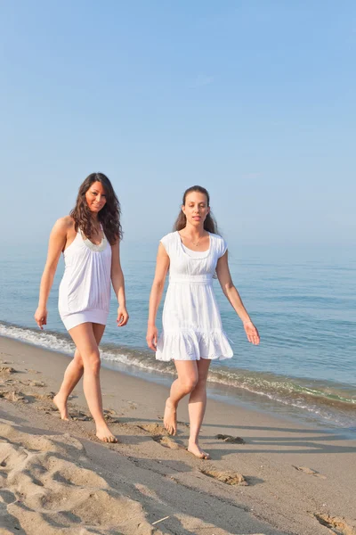 Amigos do sexo feminino caminhando juntos no litoral — Fotografia de Stock