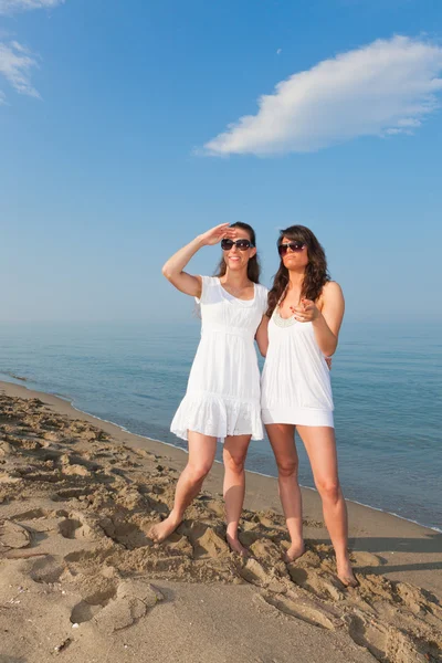 Mujeres amigas caminando juntas en la playa —  Fotos de Stock