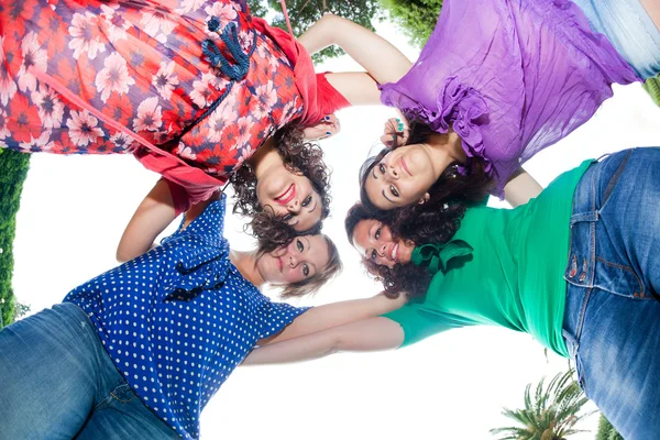 Adolescentes amigas en círculo, Vista inferior —  Fotos de Stock