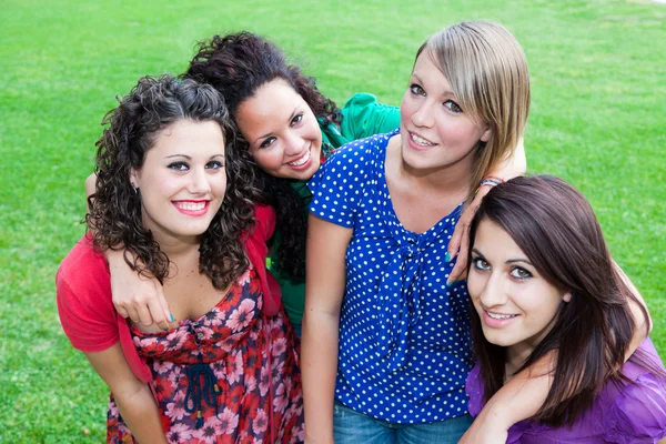 Groep van tienermeisjes op park — Stockfoto