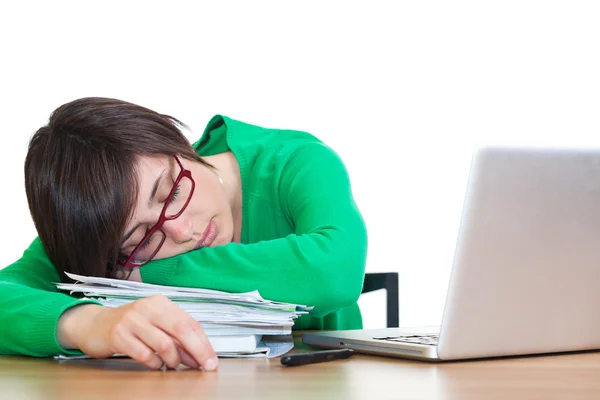 Cansada jovem mulher dormindo no trabalho — Fotografia de Stock