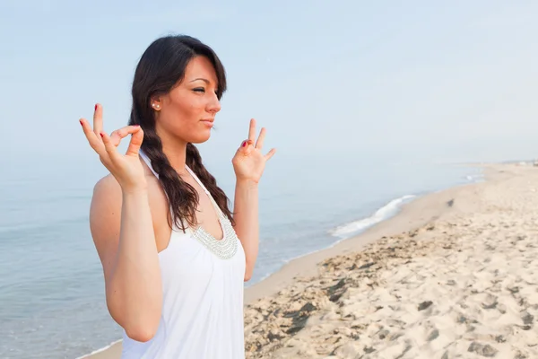 Piękna młoda kobieta robi ćwiczenia jogi, nad morzem — Zdjęcie stockowe