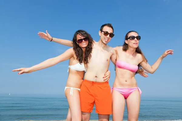 Happy Friends Embraced at Seaside — Stock Photo, Image