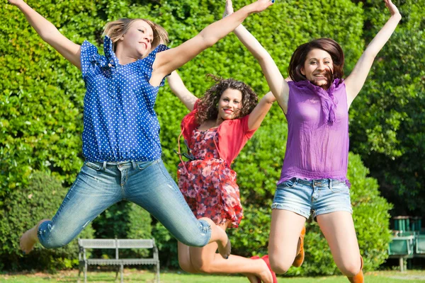 Adolescente feliz Amigos do sexo feminino saltando — Fotografia de Stock