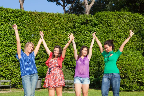 Mutlu genç kızlar uzanmış kollarıyla — Stok fotoğraf