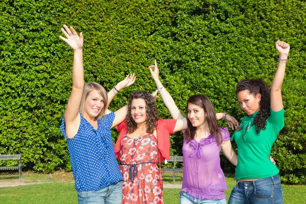Glad tonårsflickor med utsträckta armar — Stockfoto