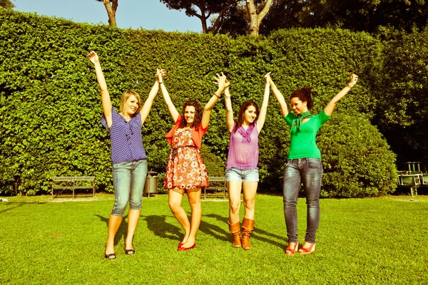 Szczęśliwy nastoletnich dziewcząt, z wyciągniętymi ramionami — Zdjęcie stockowe