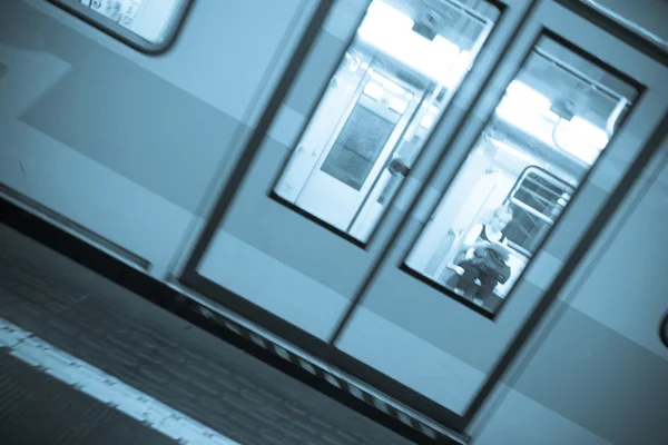 Поезд метро, эффект размытия движения — стоковое фото