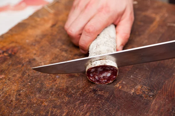 Slager salami slicing — Stockfoto