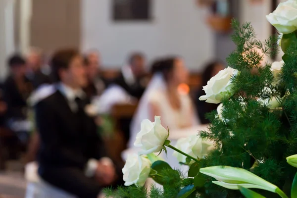 Bruden och brudgummen framför altaret — Stockfoto