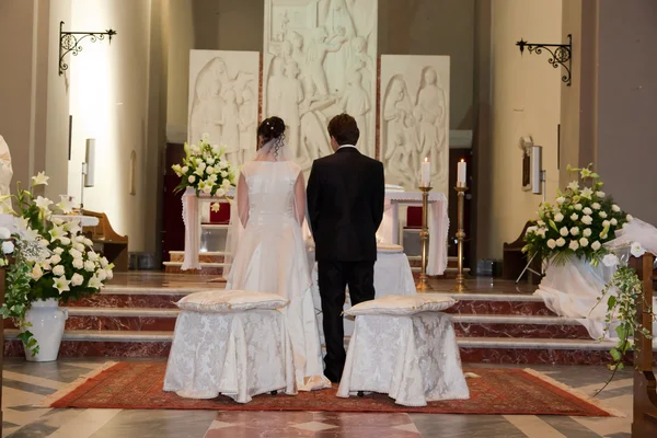 Жених и невеста перед алтарем — стоковое фото