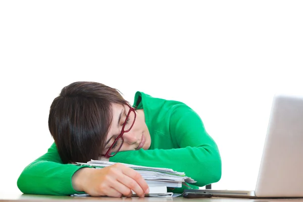 Stanco giovane donna dormire al lavoro — Foto Stock