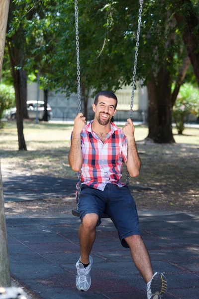 Joven hombre tener divertido en swing —  Fotos de Stock