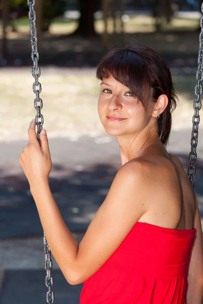 Młoda kobieta zabawy na swing — Zdjęcie stockowe