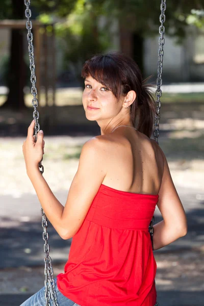 Giovane donna avendo divertimento su swing — Foto Stock