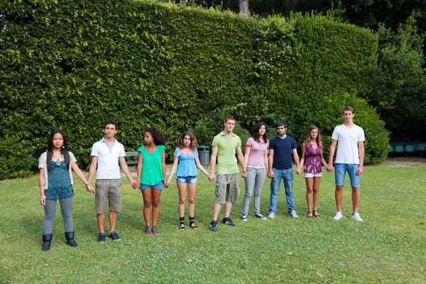 Grupo de adolescentes multiétnicos no parque — Fotografia de Stock