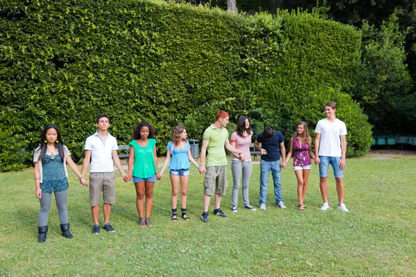Многоэтническая подростковая группа в парке — стоковое фото