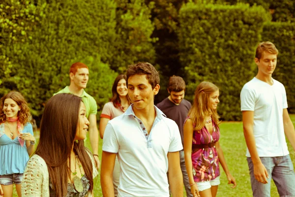 Группа подростков в парке — стоковое фото