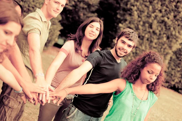 Boldog tinédzser csoport kéz a verem — Stock Fotó